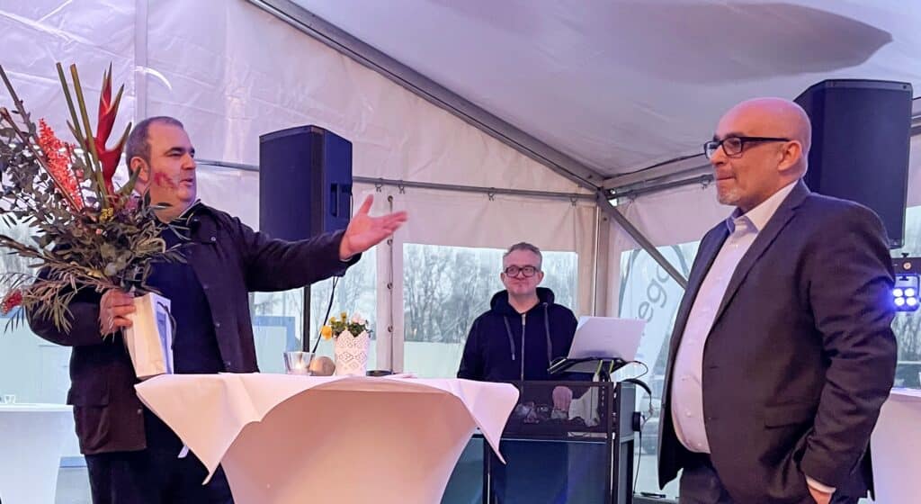 Alfons Horn übergibt Blumenstrauß an neuen Niederlassungsleiter Alexander van Setten