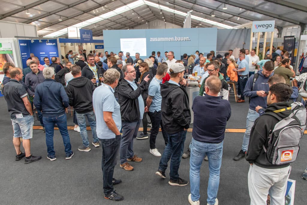 Wego Messestand mit Besuchern