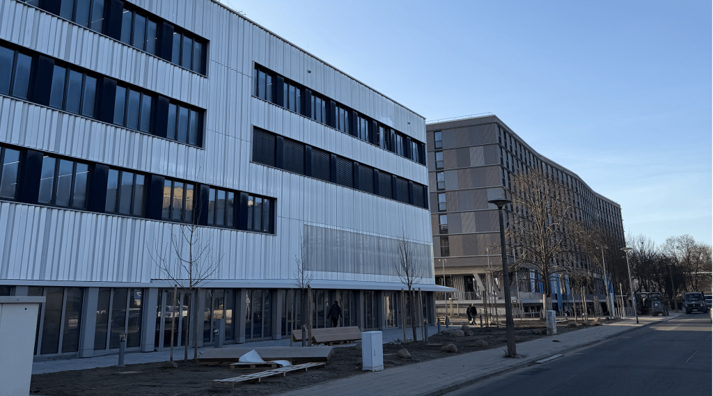 Innenansicht moderner Bürogebäude mit innovativen Baustoffen und nachhaltiger Architektur.