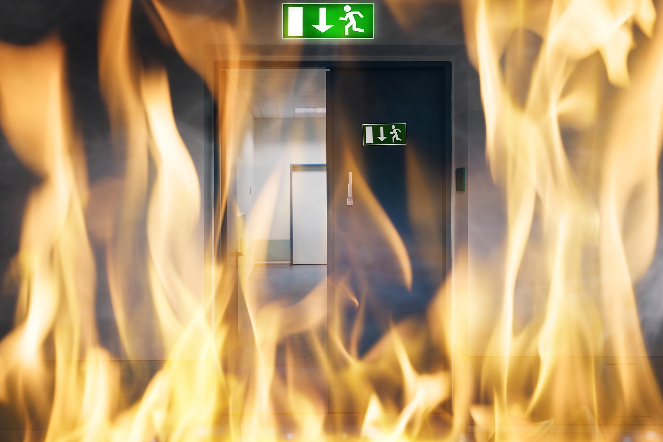 Brandschutztür mit Flammenmotiv und Rettungswegkennzeichnung als Symbol für professionelle Brandschutzlösungen von wegoprotect bei Wego Systembaustoffe