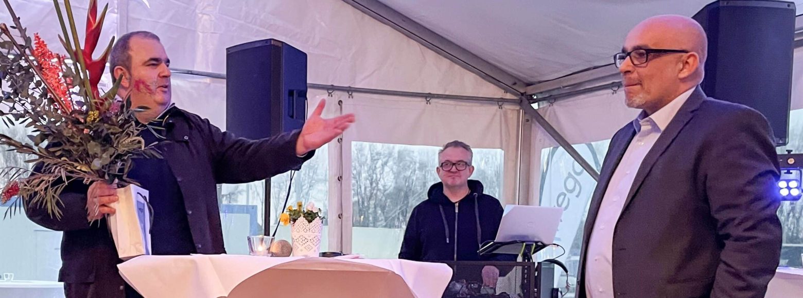 Alfons Horn übergibt Blumenstrauß an neuen Niederlassungsleiter Alexander van Setten