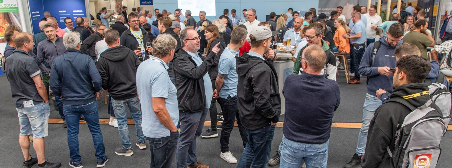 Wego Messestand mit Besuchern