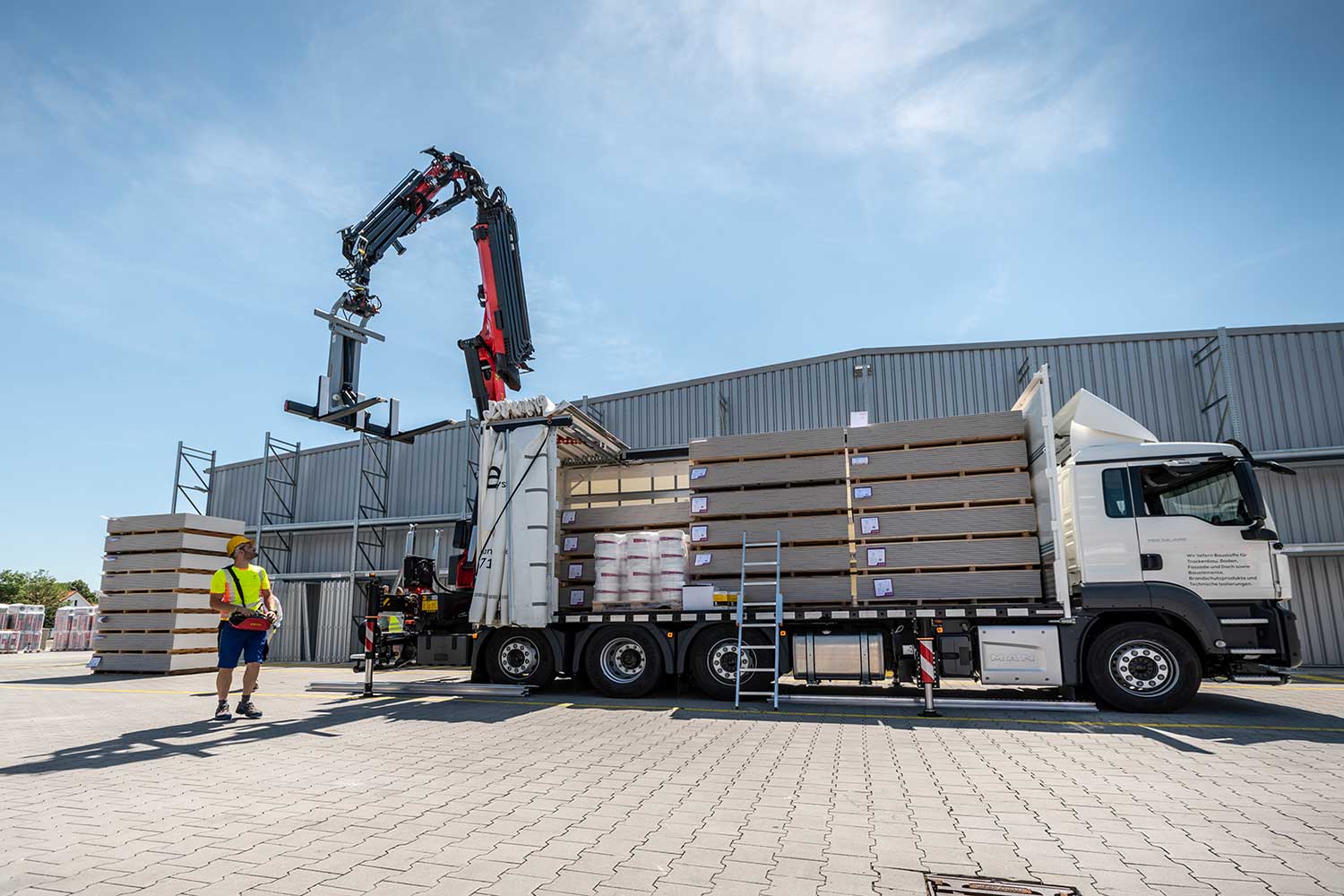LKW_mit_Hochkran_web LKW_mit_Hochkran_web